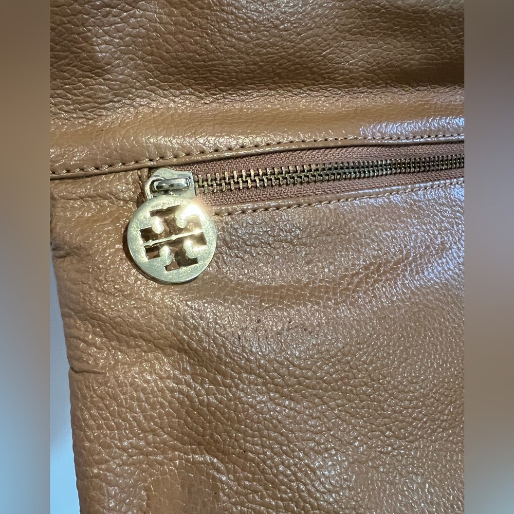 Tory Burch leather crossbody foldover bag in camel - Picture 8 of 16